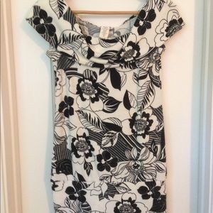 Black and white botanical tunic size XS.